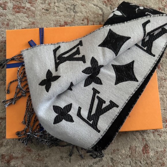 Louis Vuitton scarf - Picture 2 of 3